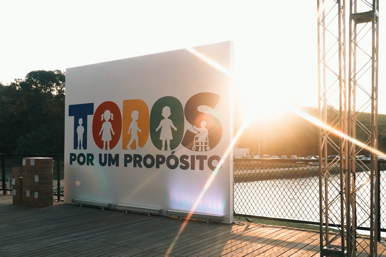 Painel do evento do Todos por um propósito ao pôr do sol